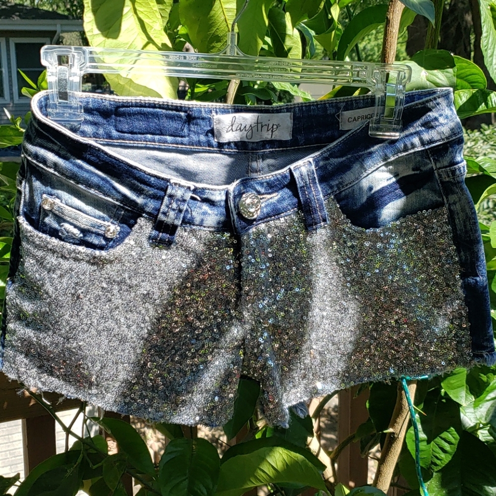 Daytrip Sequin Distressed Denim Jean Shorts 26 - Picture 9 of 9